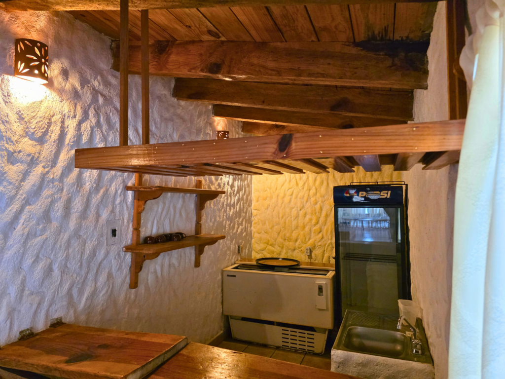 Cocina con refrigerador, plancha y espacio para vidriería