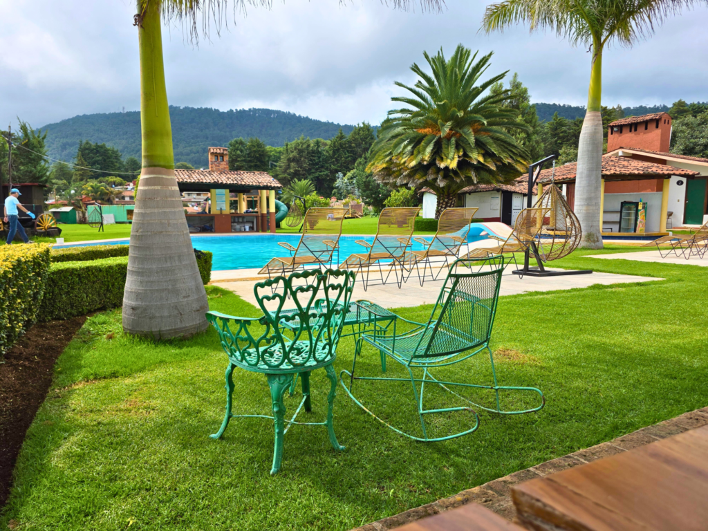 Area de Descanso con Sillas rusticas de hierro forjado 