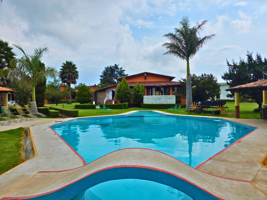 Vista del puente de la alberca y al fondo palmera