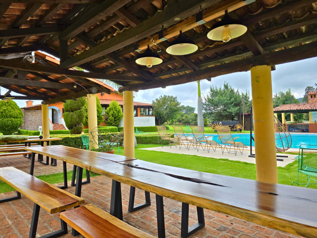 Terraza con mesa grande para eventos como bodas, conferencias y reuniones