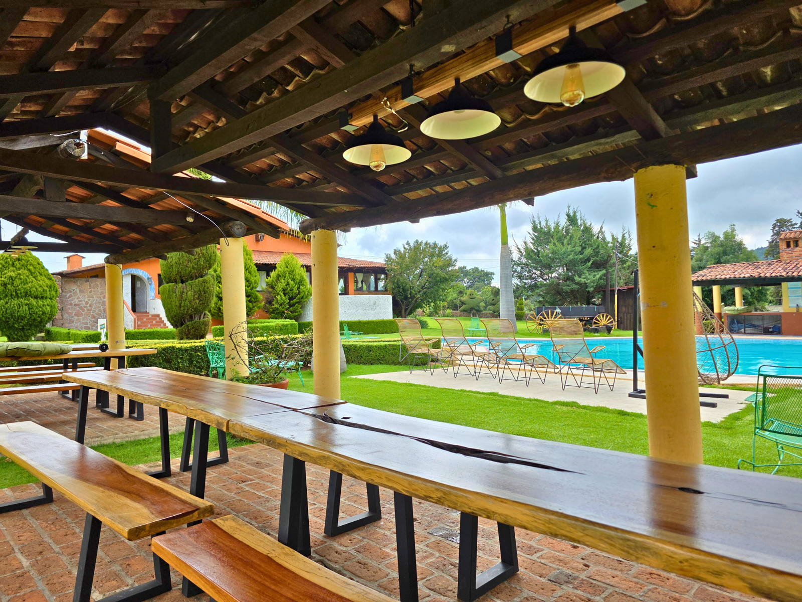 Terraza con mesa grande para eventos como bodas, conferencias y reuniones