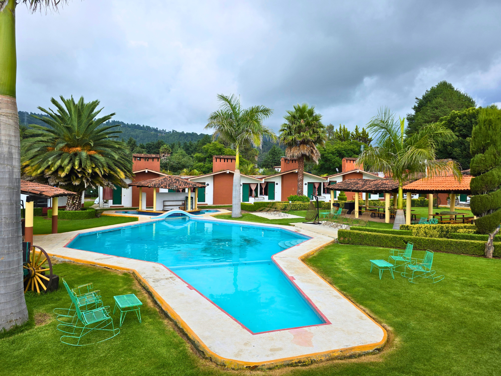 Vista aérea de la alberca y al fondo habitaciones