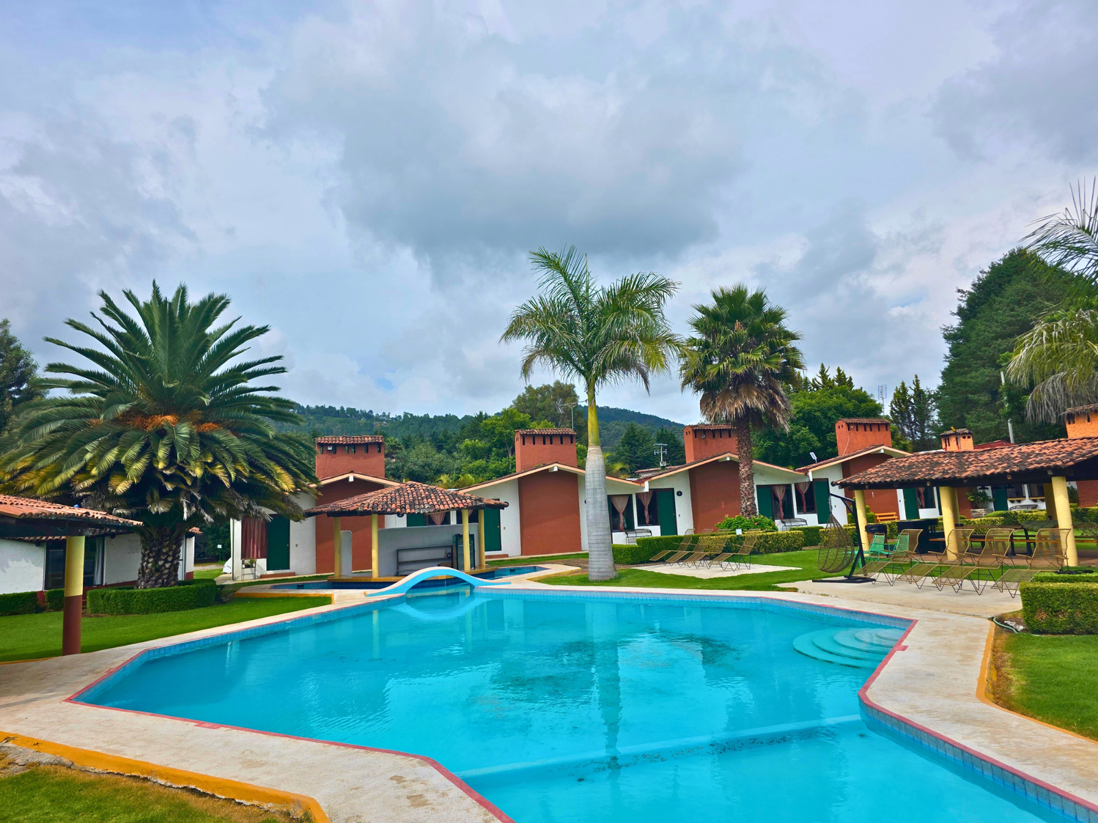 Toma lejana de la alberca hacia las habitaciones